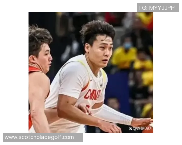 赵睿带领中国男篮奋勇拼搏展现青春力量与团队精神的精彩瞬间